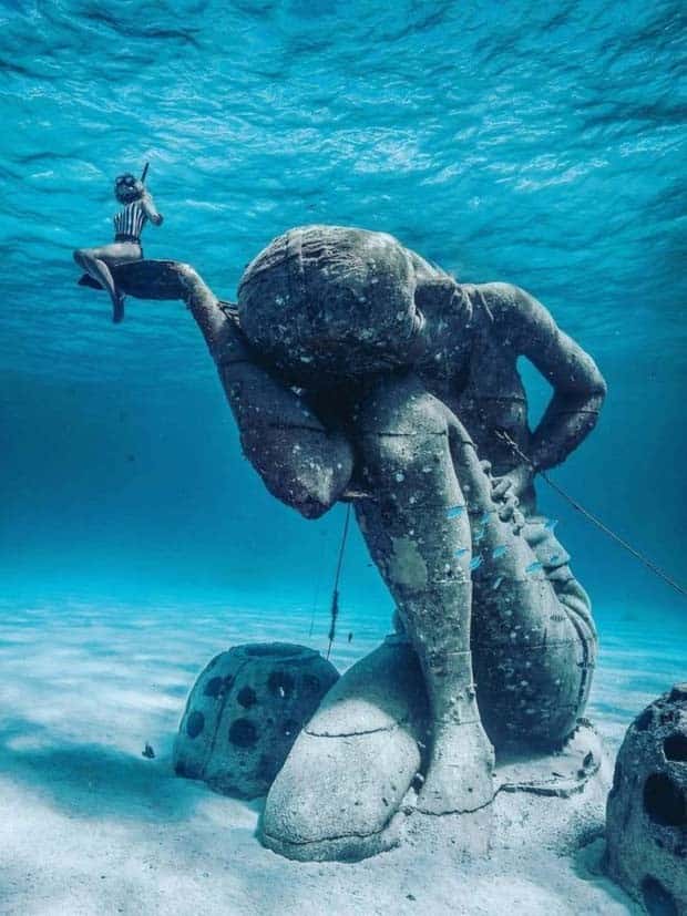 Forgotten Statues Resting Underwater (20 photos)