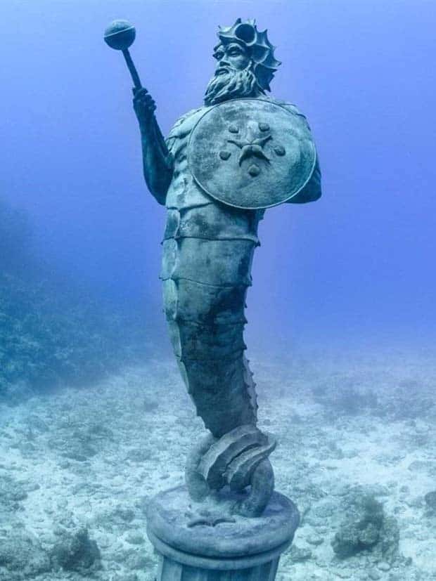 Forgotten Statues Resting Underwater (20 photos)