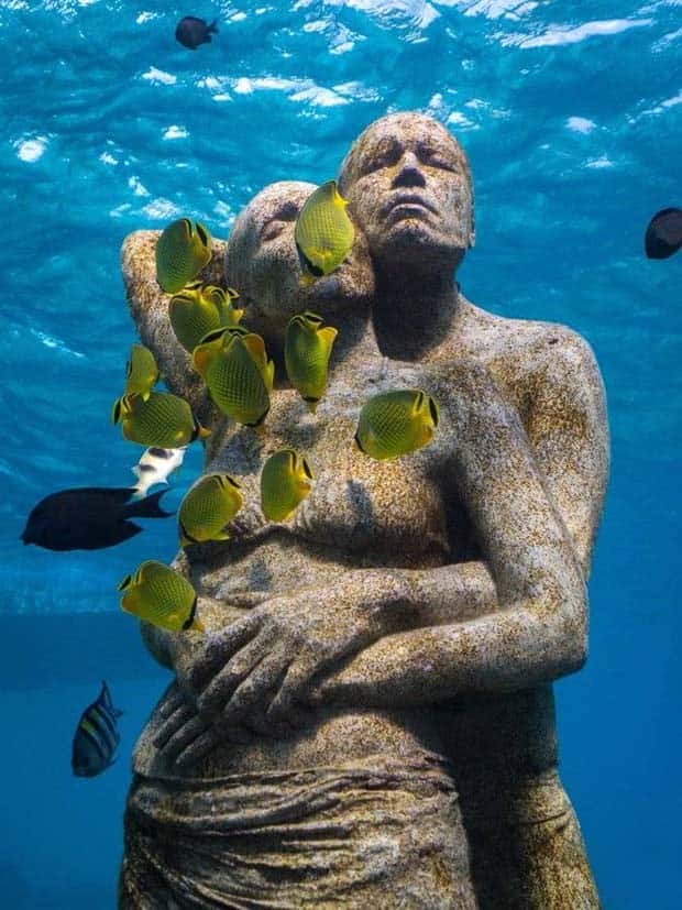 Forgotten Statues Resting Underwater (20 photos)