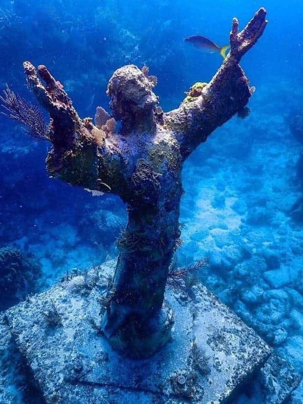 Forgotten Statues Resting Underwater (20 photos)