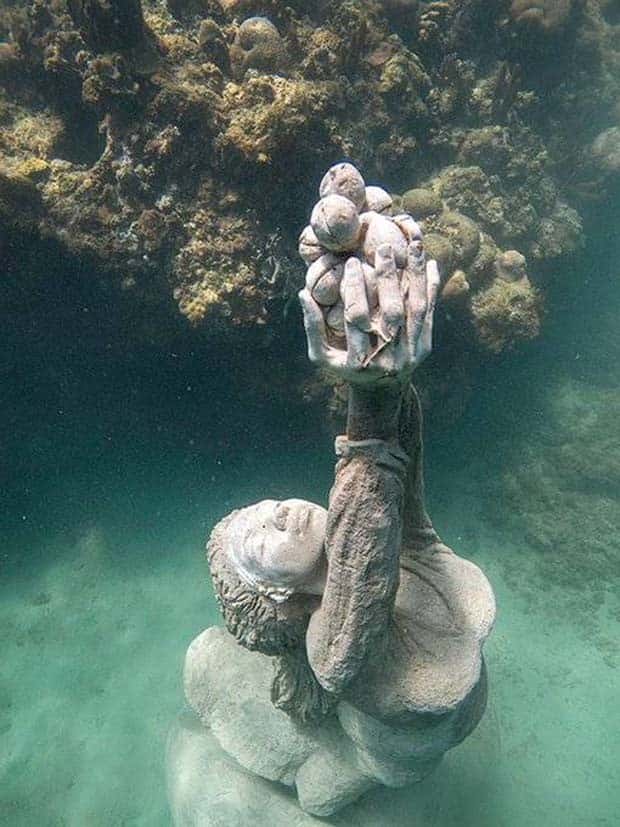 Forgotten Statues Resting Underwater (20 photos)