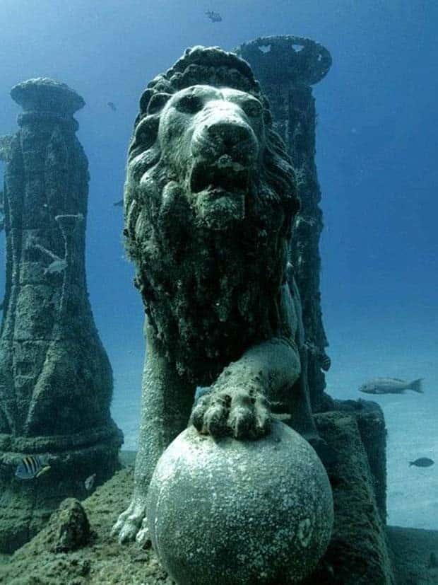 Forgotten Statues Resting Underwater (20 photos)