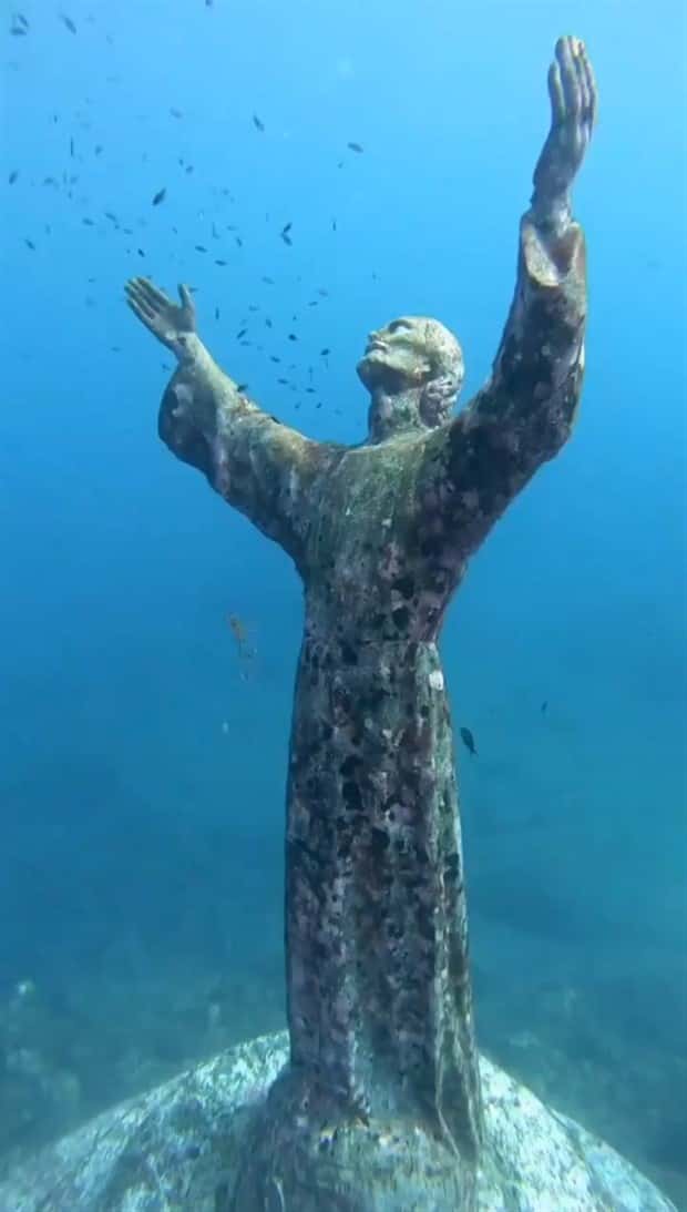 Forgotten Statues Resting Underwater (20 photos)