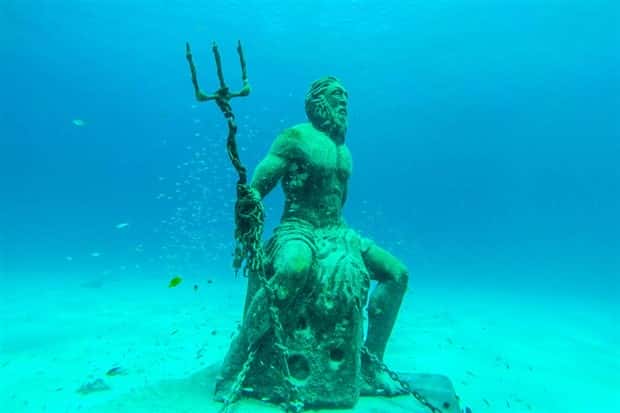 Forgotten Statues Resting Underwater (20 photos)