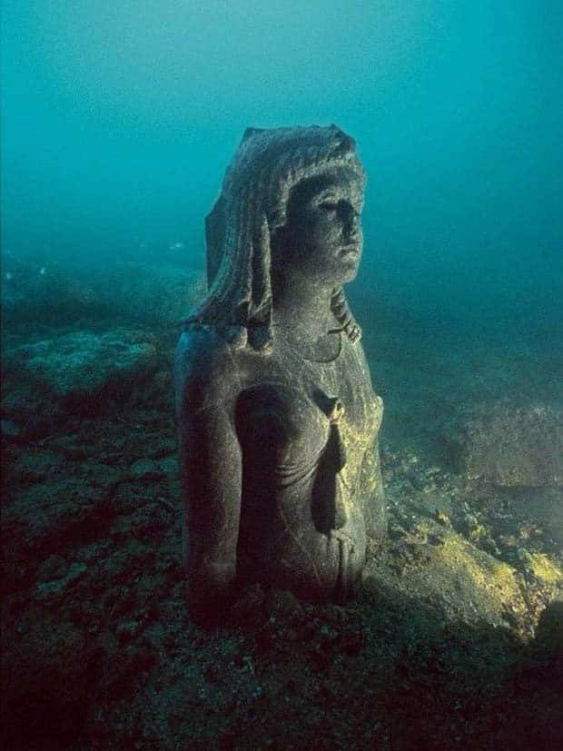 Forgotten Statues Resting Underwater (20 photos)