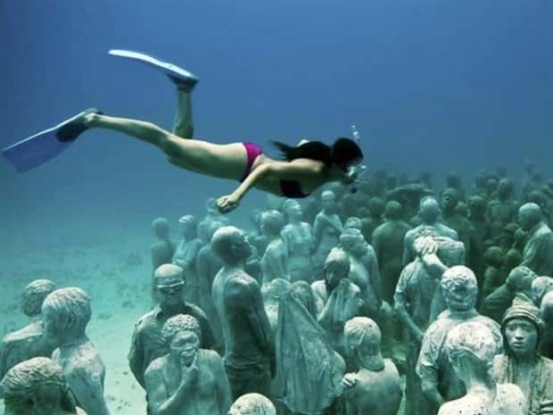 Forgotten Statues Resting Underwater (20 photos)