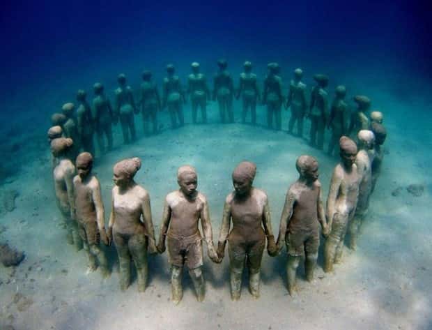 Forgotten Statues Resting Underwater (20 photos)