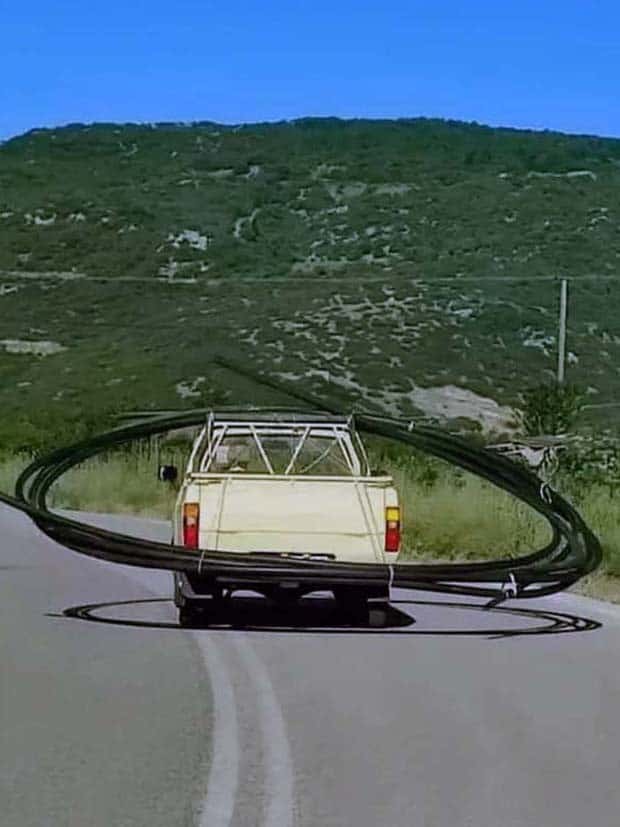 Bizarre Road Situations That Defy Explanation (28 photos)