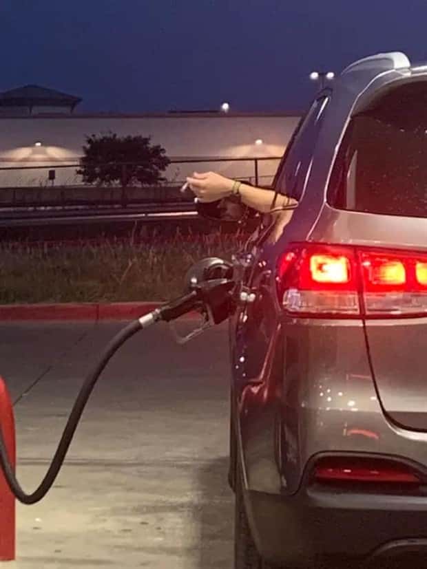 Bizarre Road Situations That Defy Explanation (28 photos)