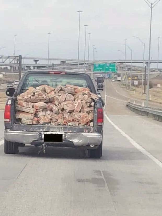 Bizarre Road Situations That Defy Explanation (28 photos)