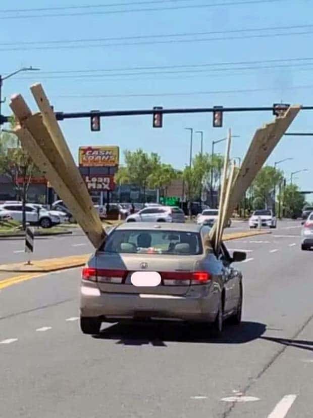 Bizarre Road Situations That Defy Explanation (28 photos)