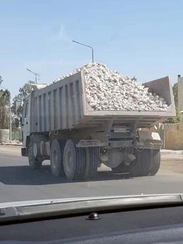 Bizarre Road Situations That Defy Explanation (28 photos)