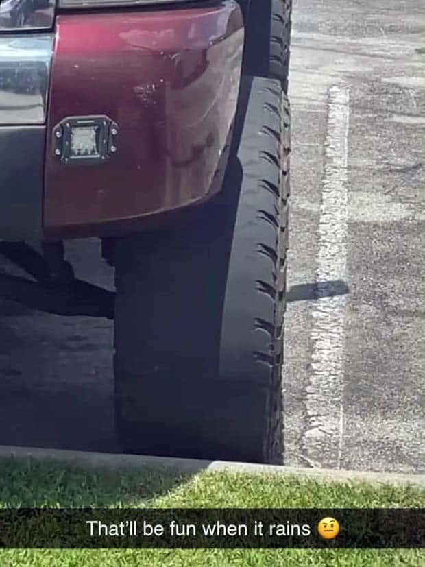 Bizarre Road Situations That Defy Explanation (28 photos)