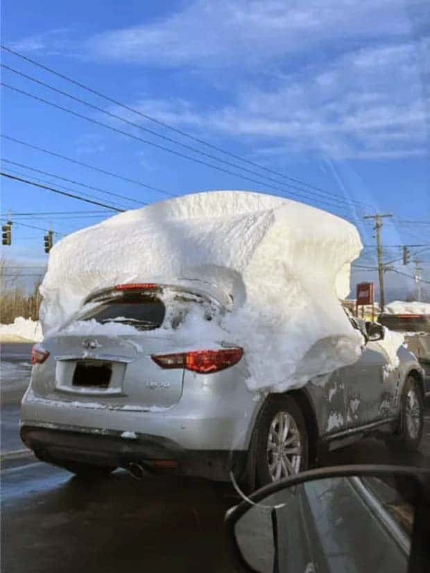 Bizarre Road Situations That Defy Explanation (28 photos)