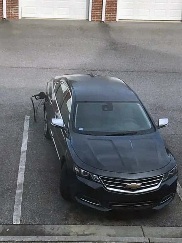 Bizarre Road Situations That Defy Explanation (28 photos)