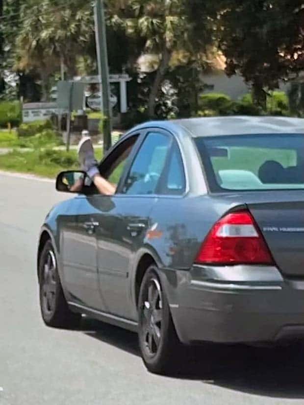 Bizarre Road Situations That Defy Explanation (28 photos)