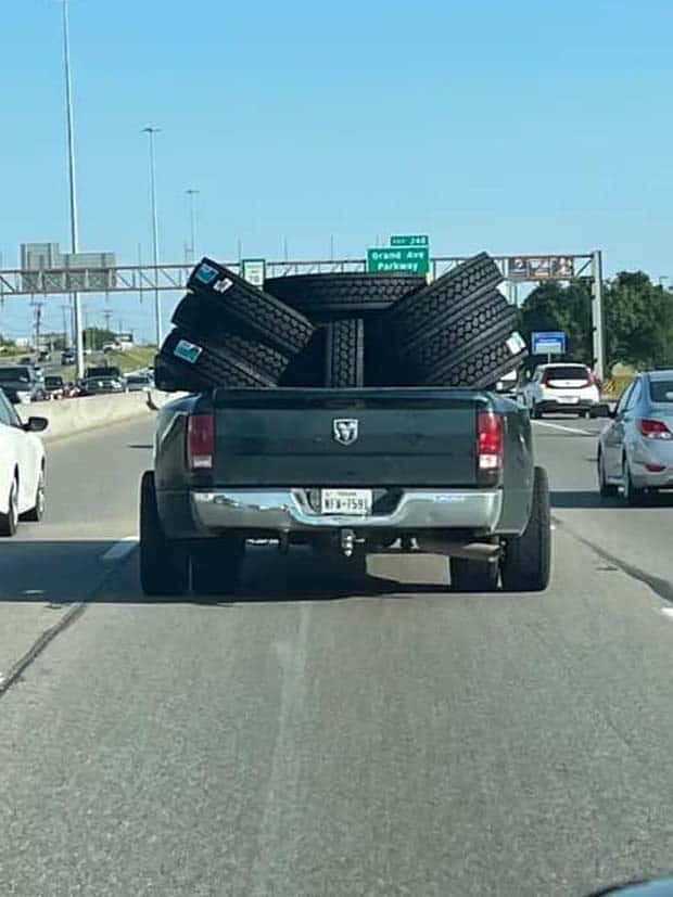 Bizarre Road Situations That Defy Explanation (28 photos)