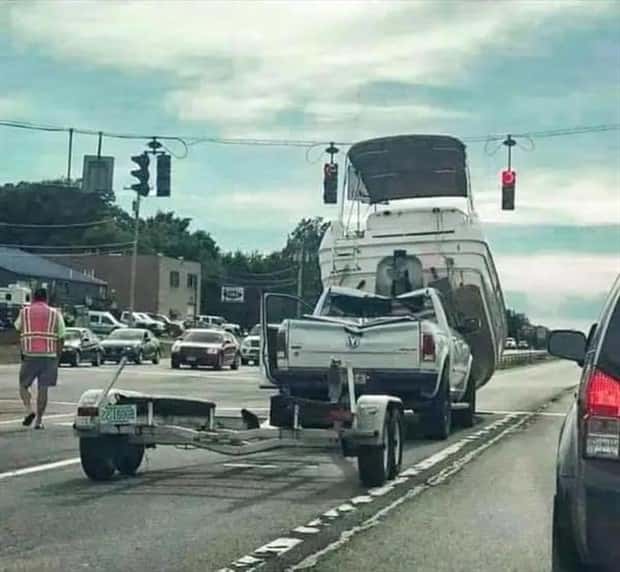 Bizarre Road Situations That Defy Explanation (28 photos)