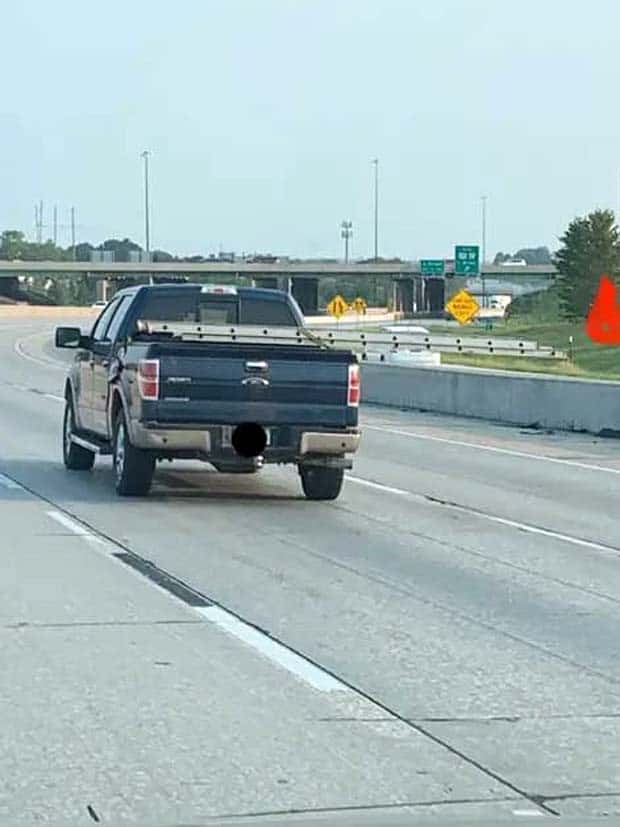 Bizarre Road Situations That Defy Explanation (28 photos)