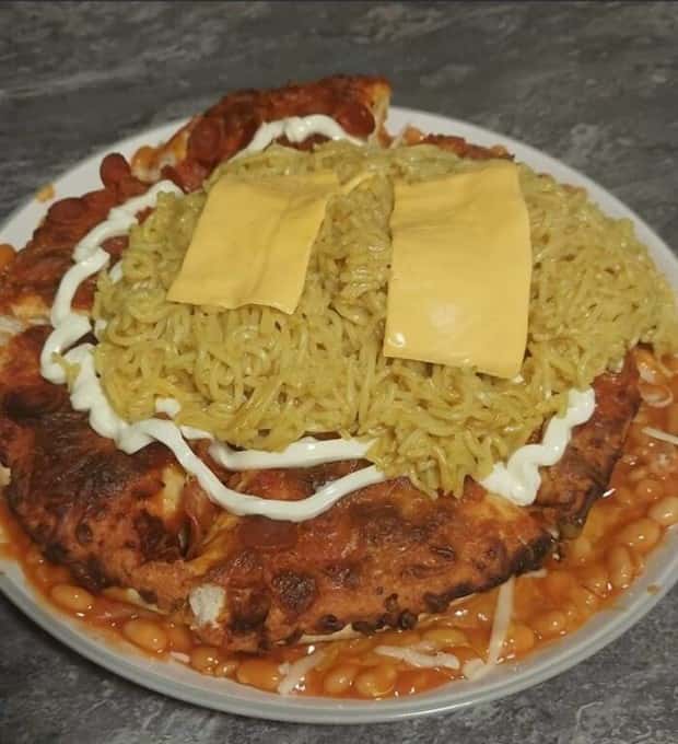 29 Pizzas That Would Make Any Italian Run Away (29 photos)