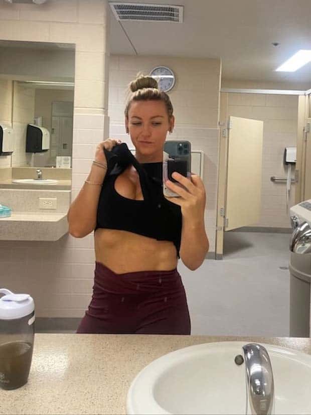 selfie girls 13 Hot Girls Taking a Selfie #2 (22 photos)