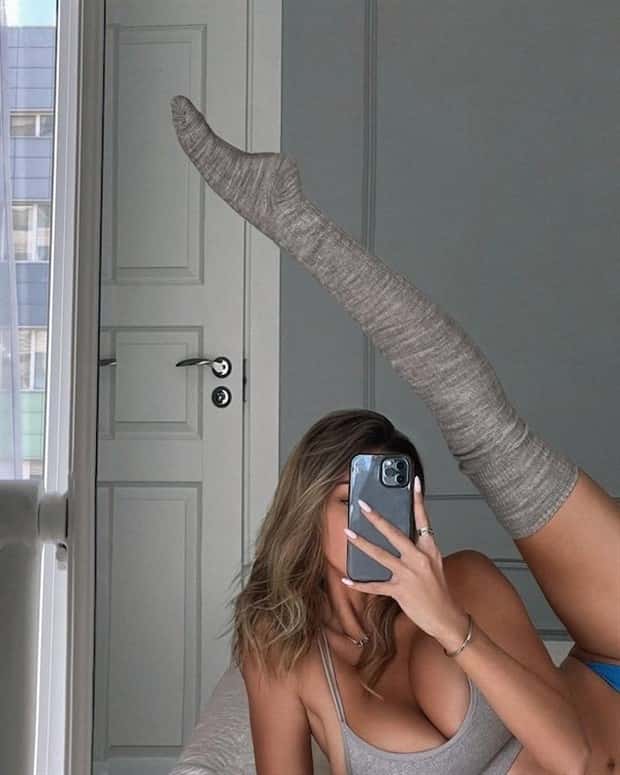 selfie girls 17 Hot Girls Taking a Selfie #2 (22 photos)