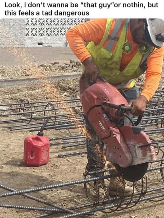 work safety fails 1 35 Outrageous Work Safety Fails to Cringe At (35 photos)