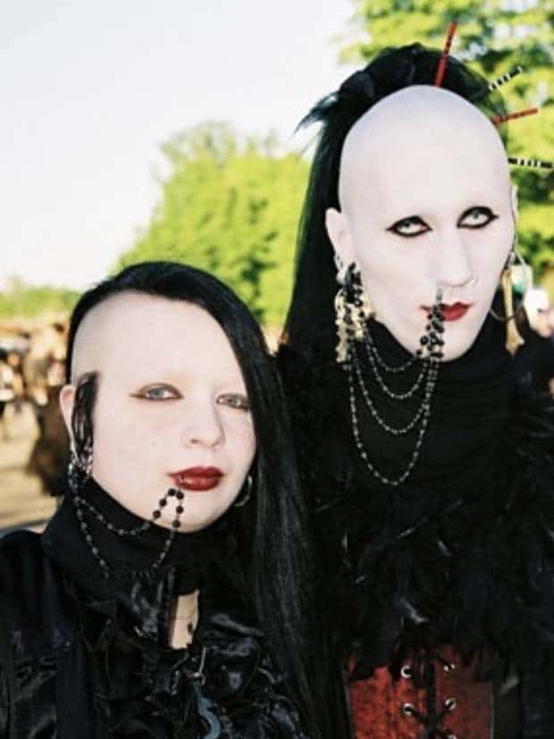 30 Lovebirds Who Went Overboard (30 photos)