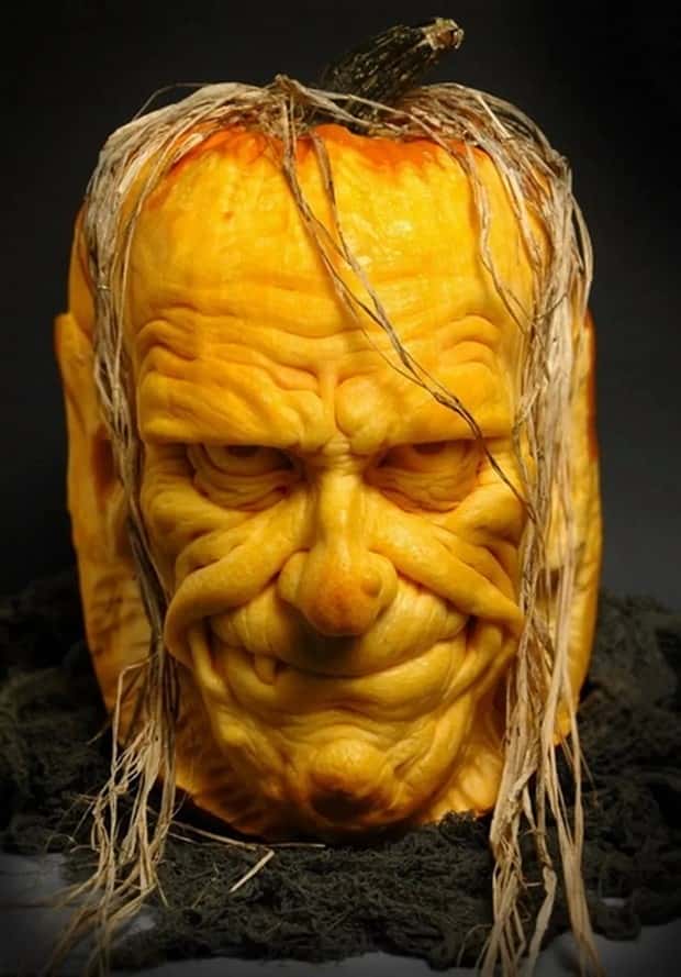 impressive pumpkin carvings 1 Impressive Pumpkin Carvings for Halloween Fun (33 photos)