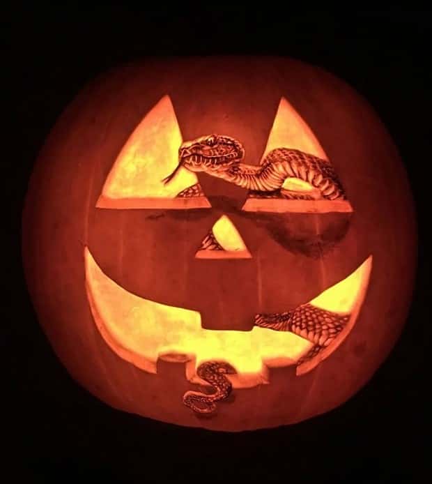 impressive pumpkin carvings 35 Impressive Pumpkin Carvings for Halloween Fun (33 photos)