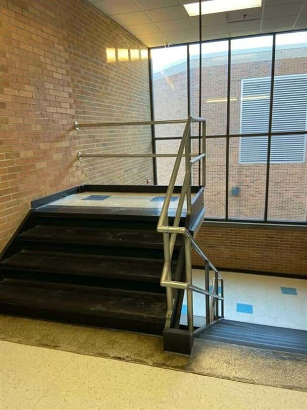 Risky Stairs to Skip (28 photos)