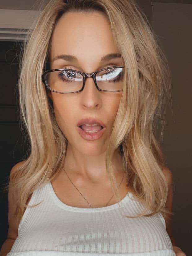 Hot Girls with Glasses #22 (24 photos)