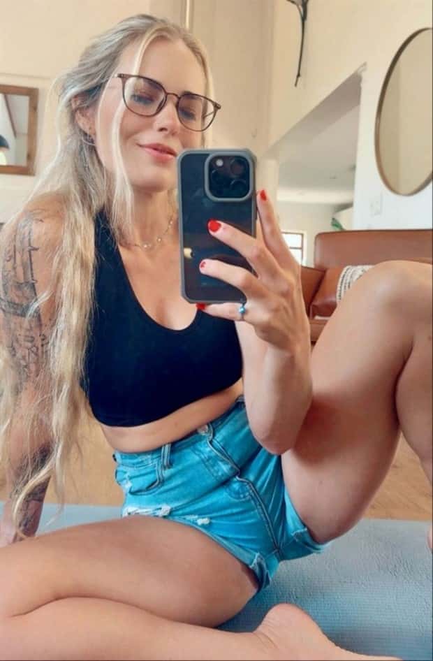 selfie girls 10 Hot Girls Taking a Selfie #3 (25 photos)
