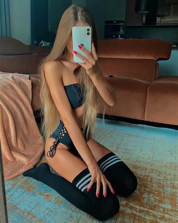 selfie girls 11 Hot Girls Taking a Selfie #3 (25 photos)