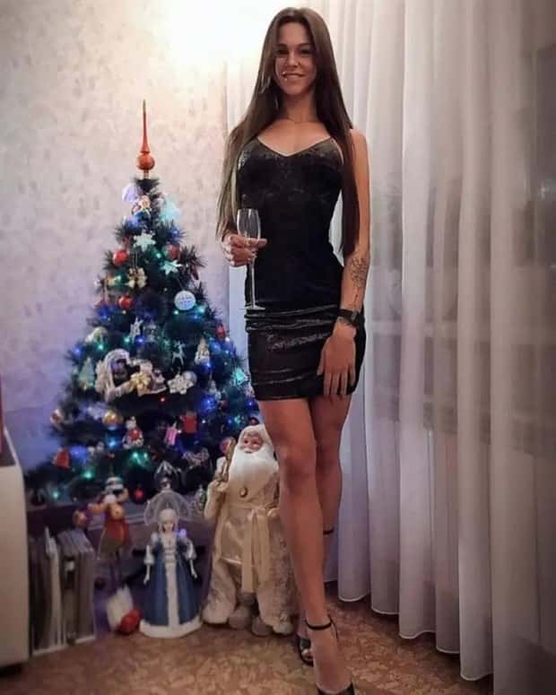 50 Hot Girls Embracing the Festive Energy (50 photos)