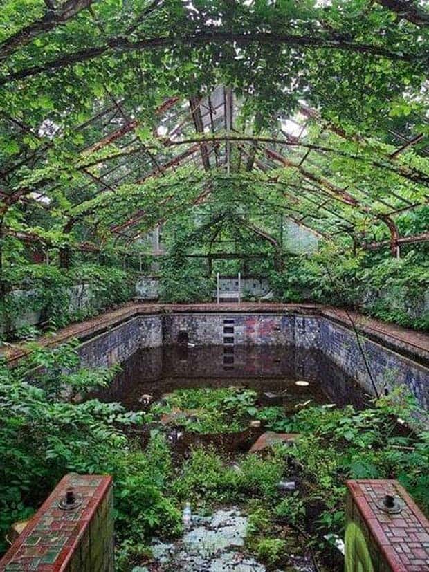 Eerie Pools You Wouldnt Want to Swim In (27 photos)