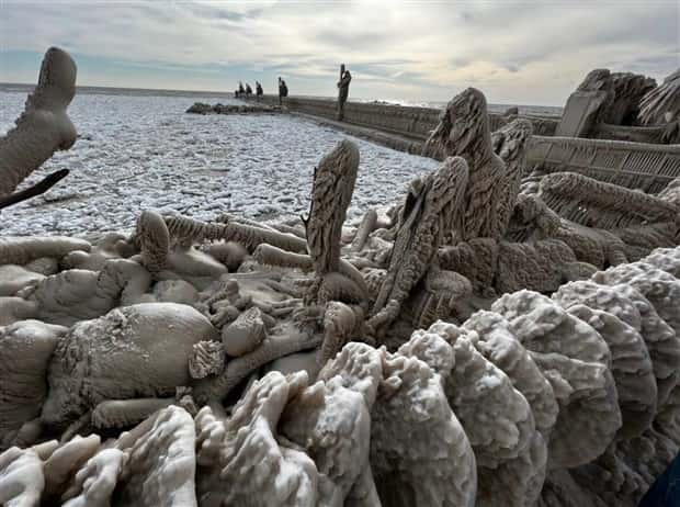 Things Trapped Beneath Thick Ice (40 photos)