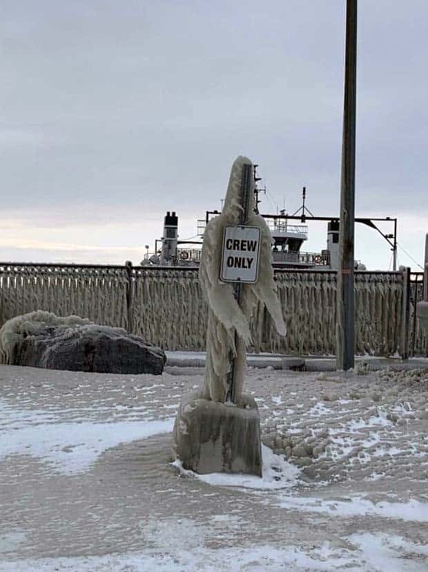 Things Trapped Beneath Thick Ice (40 photos)