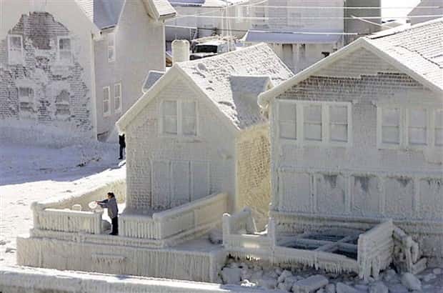 Things Trapped Beneath Thick Ice (40 photos)