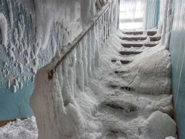 Things Trapped Beneath Thick Ice (40 photos)