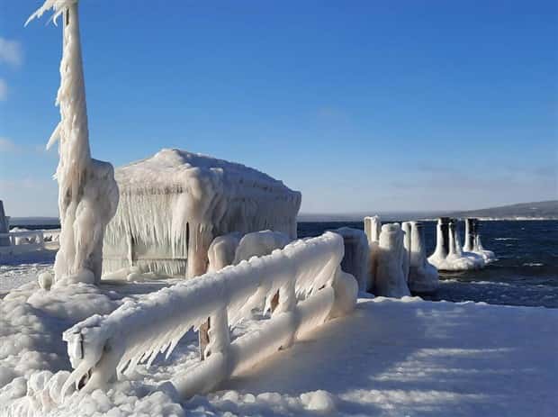 Things Trapped Beneath Thick Ice (40 photos)