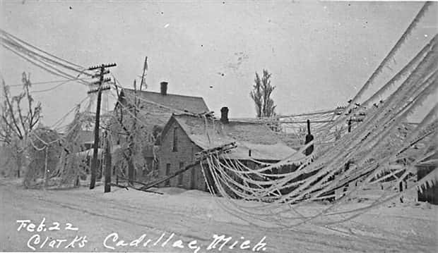 Things Trapped Beneath Thick Ice (40 photos)