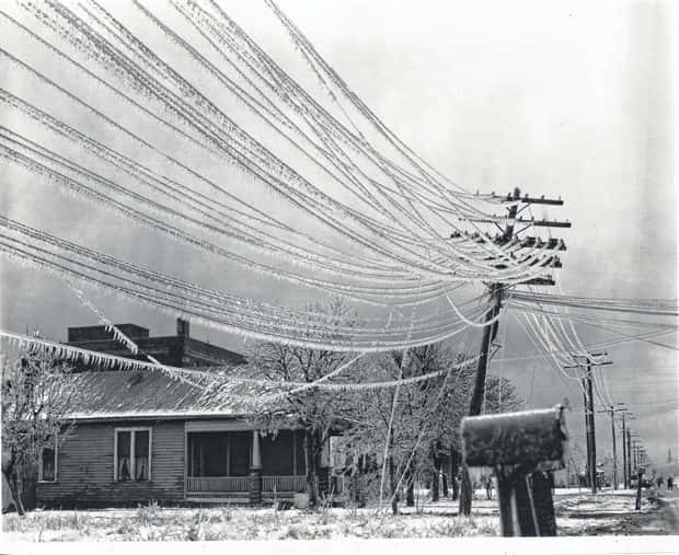 Things Trapped Beneath Thick Ice (40 photos)