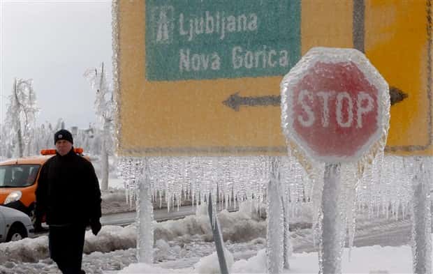 Things Trapped Beneath Thick Ice (40 photos)