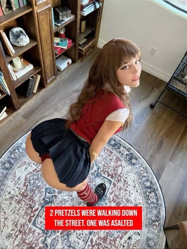 Hot Girls Featuring Jokes #4 (20 photos)