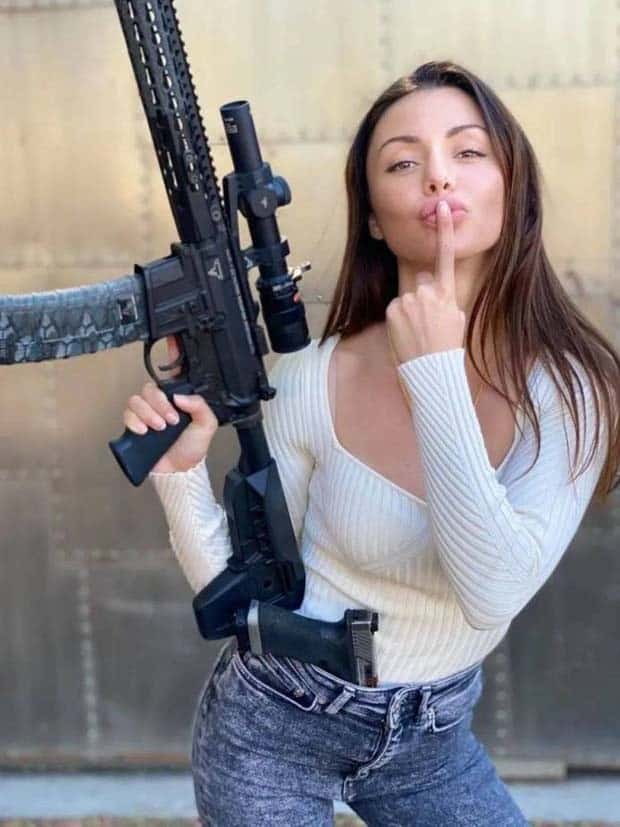 Hot Girls with Guns #14 (25 photos)