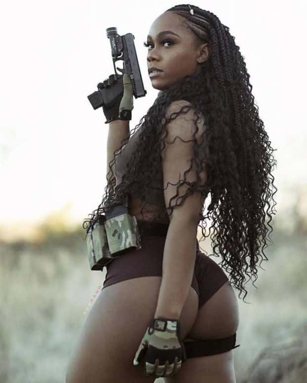 Hot Girls with Guns #14 (25 photos)