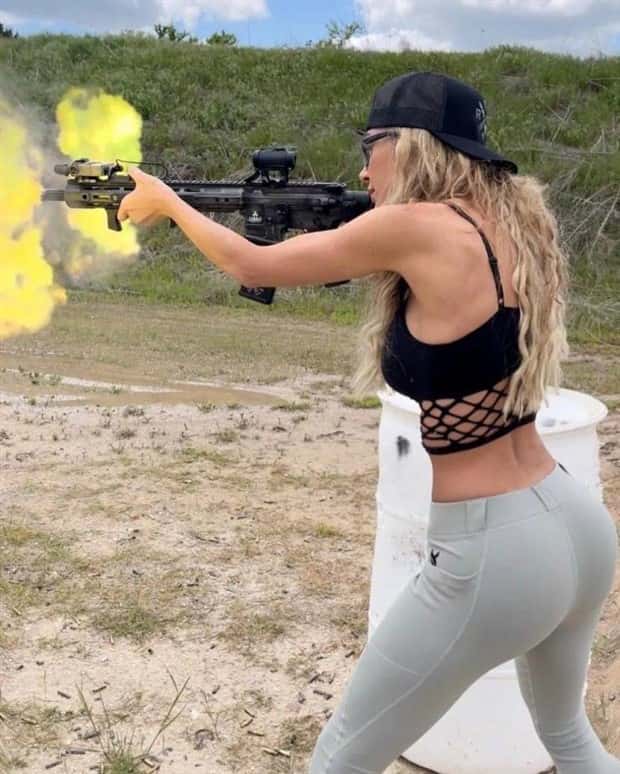 Hot Girls with Guns #14 (25 photos)