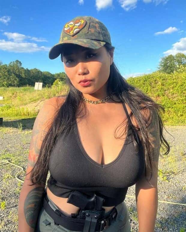 Hot Girls with Guns #14 (25 photos)