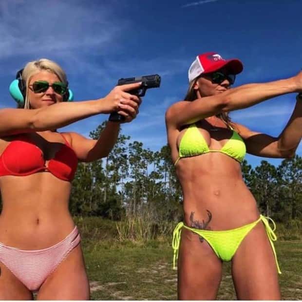 Hot Girls with Guns #14 (25 photos)